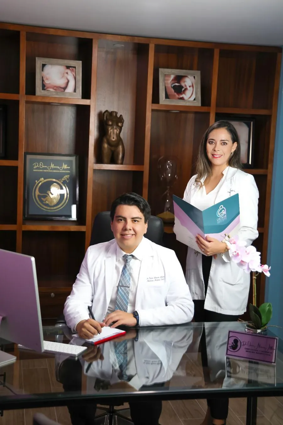Dr. &Oacute;scar &Aacute;lvarez Alfaro y su equipo m&eacute;dico en Torre M&eacute;dica, Tuxtla